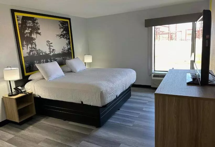 Hotelli Super 8 By Wyndham Alexandria La