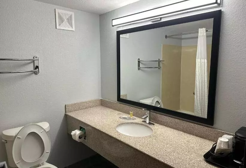 Hotelli Super 8 By Wyndham Alexandria La