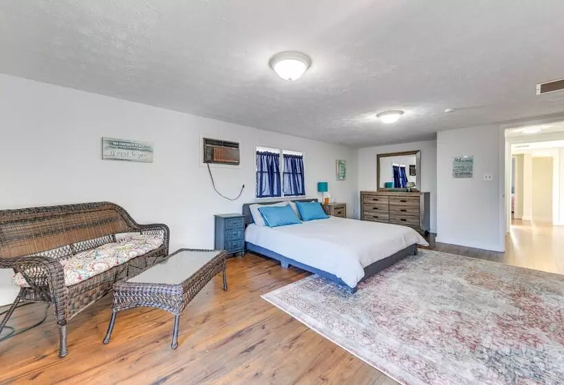 Adorable Cottage: Fire Pit, Walk To Colonial Beach