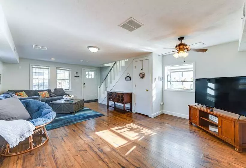 Adorable Cottage: Fire Pit, Walk To Colonial Beach