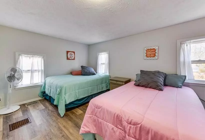 Adorable Cottage: Fire Pit, Walk To Colonial Beach