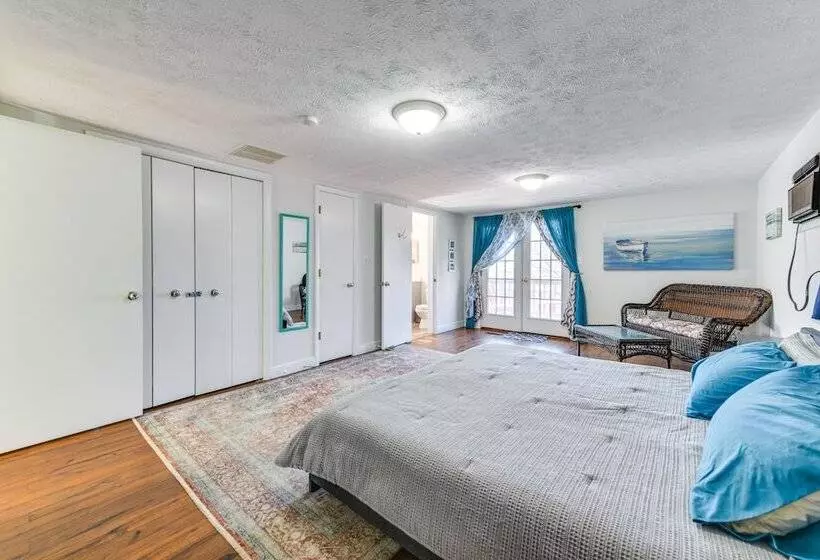 Adorable Cottage: Fire Pit, Walk To Colonial Beach