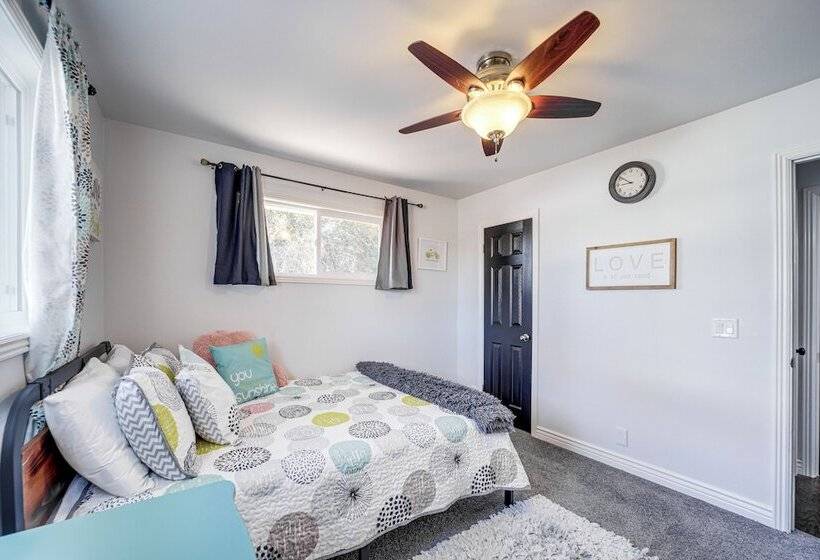 Artsy Cottonwood Home W/ Hot Tub, Walk To Wineries