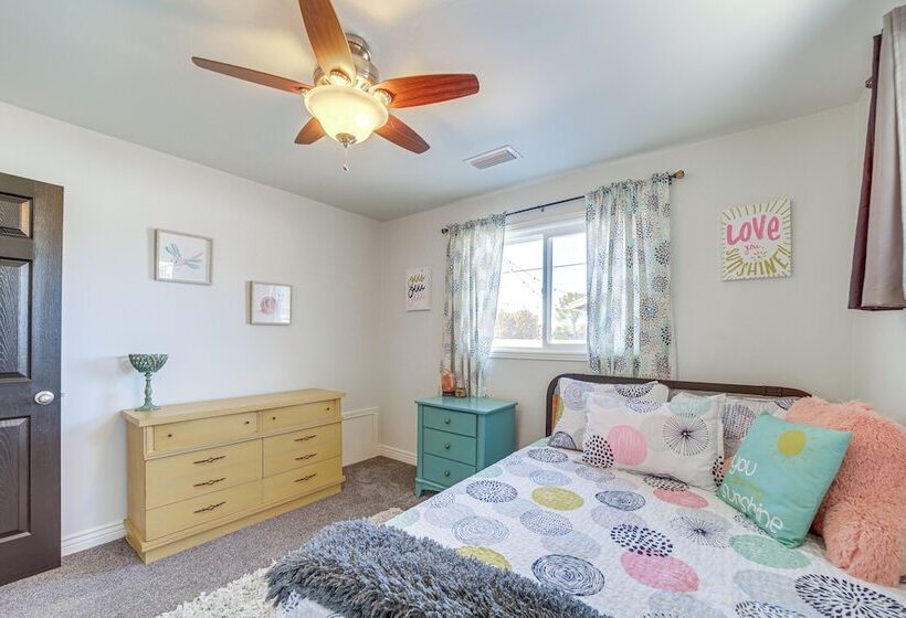 Artsy Cottonwood Home W/ Hot Tub, Walk To Wineries