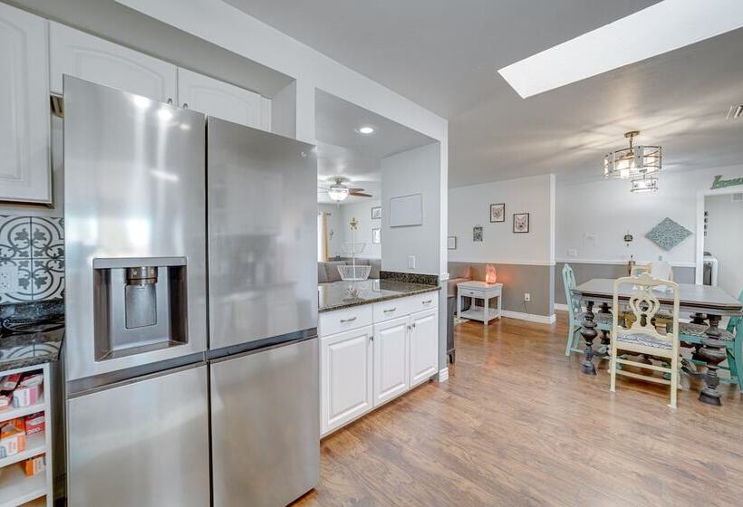 Artsy Cottonwood Home W/ Hot Tub, Walk To Wineries