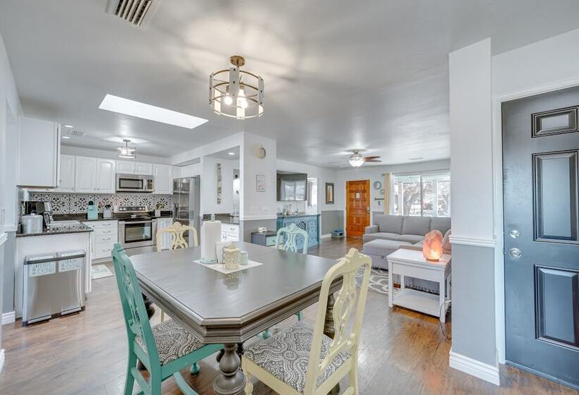 Artsy Cottonwood Home W/ Hot Tub, Walk To Wineries