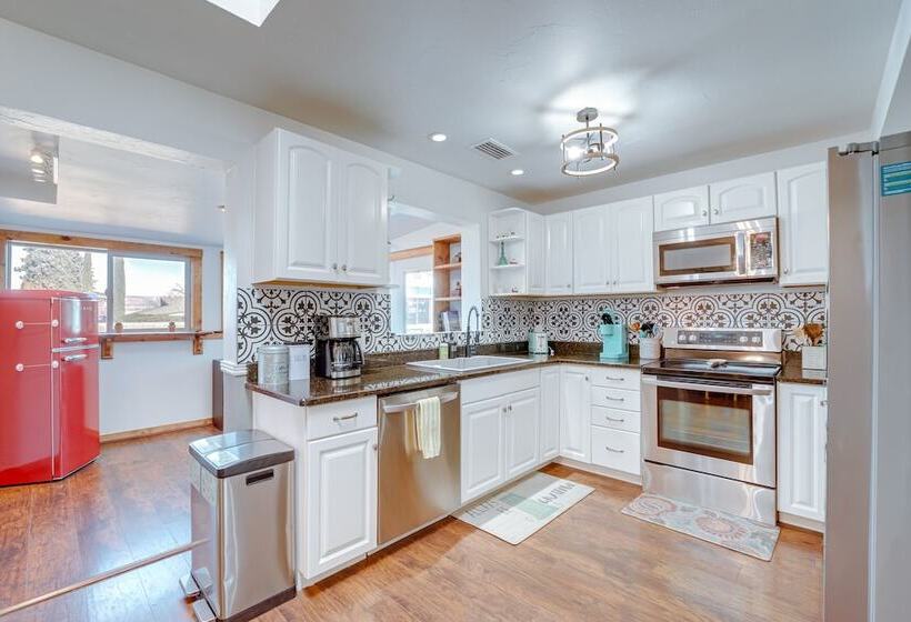 Artsy Cottonwood Home W/ Hot Tub, Walk To Wineries