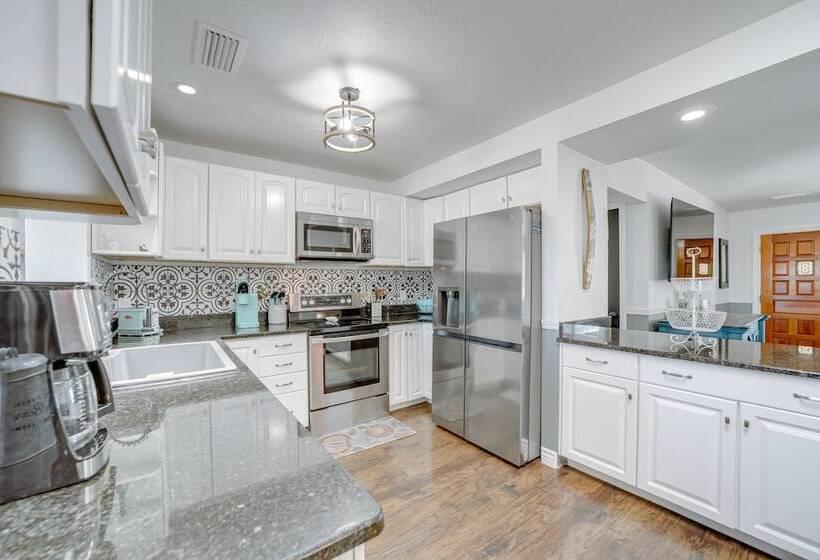 Artsy Cottonwood Home W/ Hot Tub, Walk To Wineries