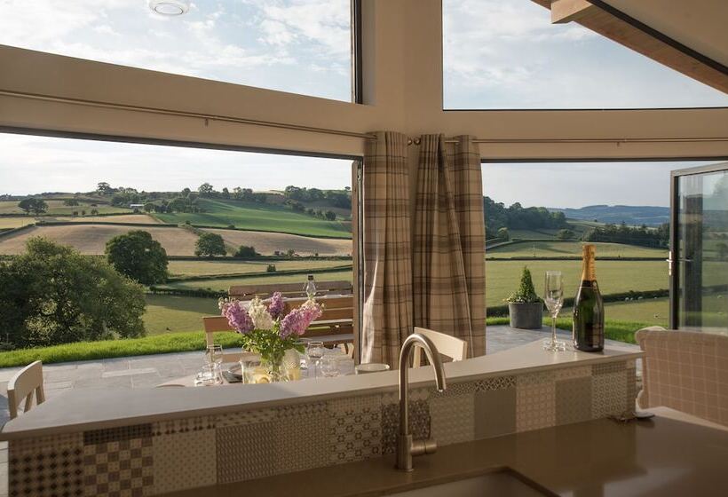 Beautiful Cottage In Idyllic Countryside Setting