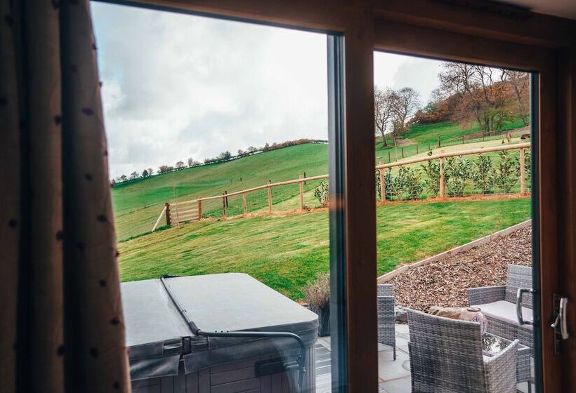 Beautiful Cottage In Idyllic Countryside Setting