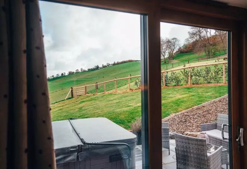 Beautiful Cottage In Idyllic Countryside Setting