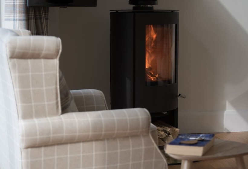 Beautiful Cottage In Idyllic Countryside Setting