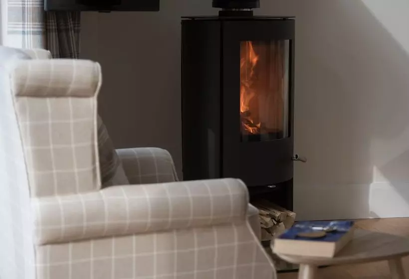 Beautiful Cottage In Idyllic Countryside Setting