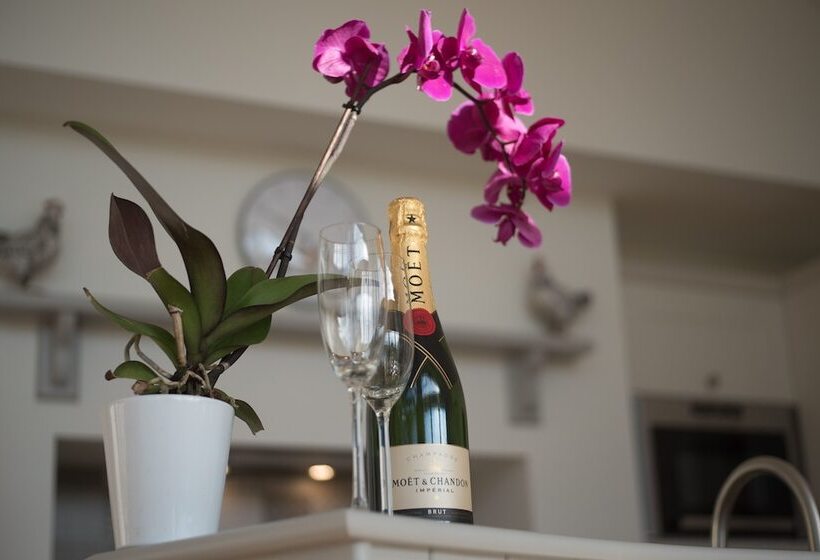 Beautiful Cottage In Idyllic Countryside Setting