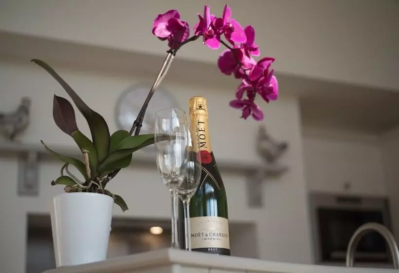 Beautiful Cottage In Idyllic Countryside Setting