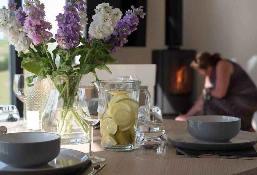 Beautiful Cottage In Idyllic Countryside Setting