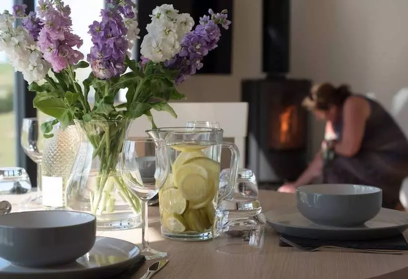 Beautiful Cottage In Idyllic Countryside Setting