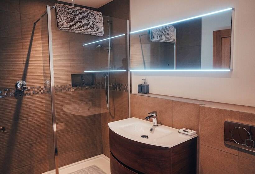 Beautiful Cottage In Idyllic Countryside Setting