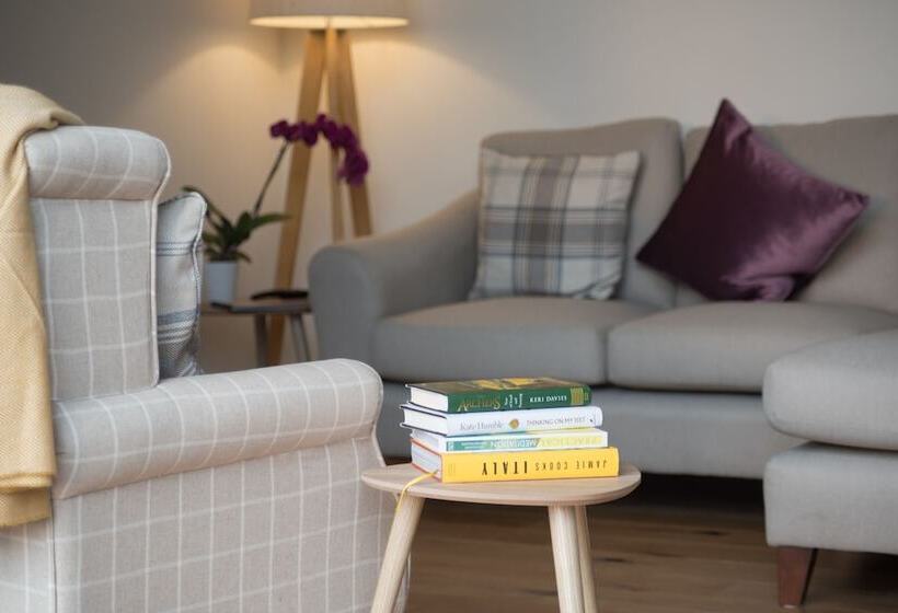 Beautiful Cottage In Idyllic Countryside Setting