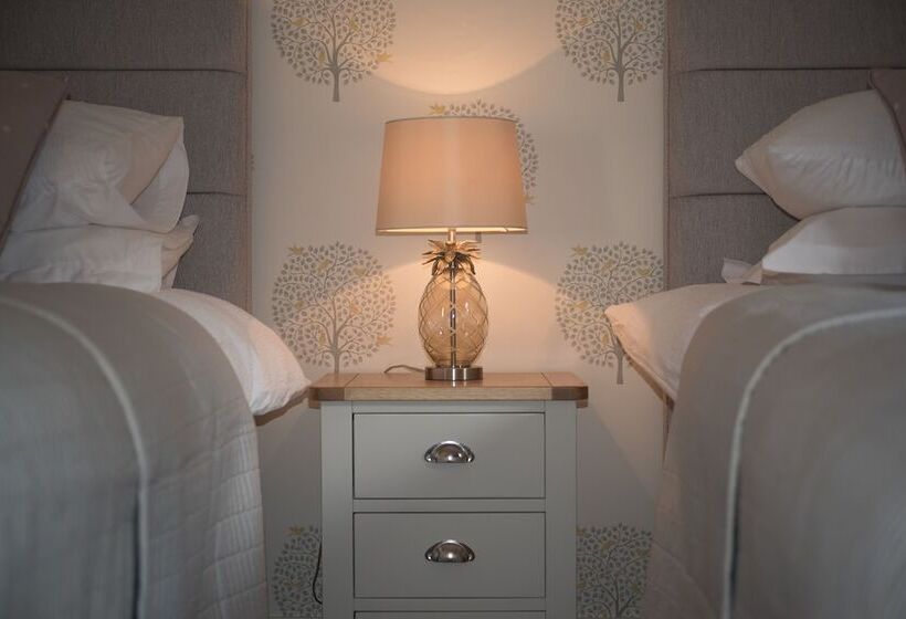 Beautiful Cottage In Idyllic Countryside Setting