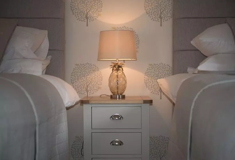 Beautiful Cottage In Idyllic Countryside Setting