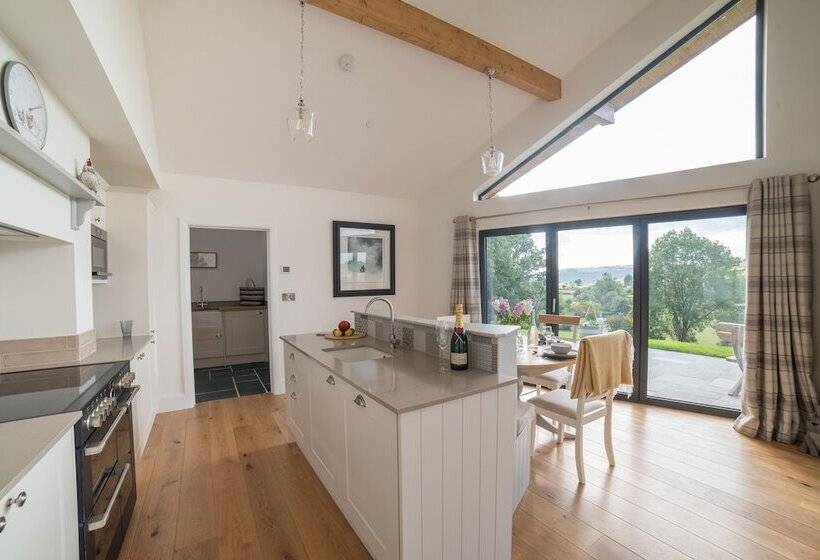 Beautiful Cottage In Idyllic Countryside Setting