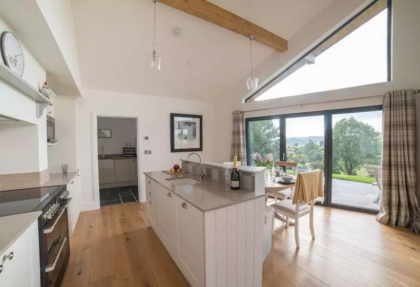 Beautiful Cottage In Idyllic Countryside Setting