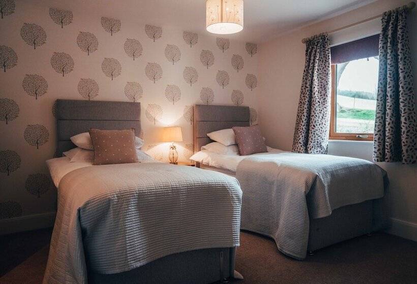 Beautiful Cottage In Idyllic Countryside Setting