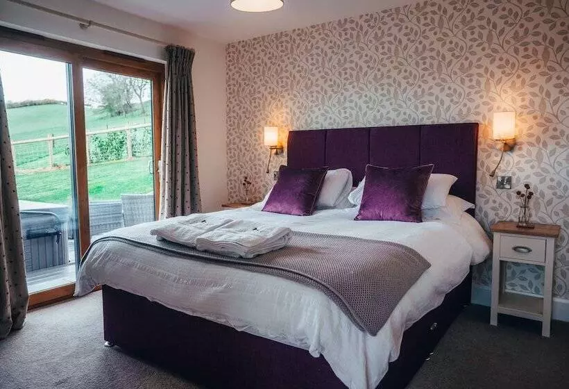 Beautiful Cottage In Idyllic Countryside Setting