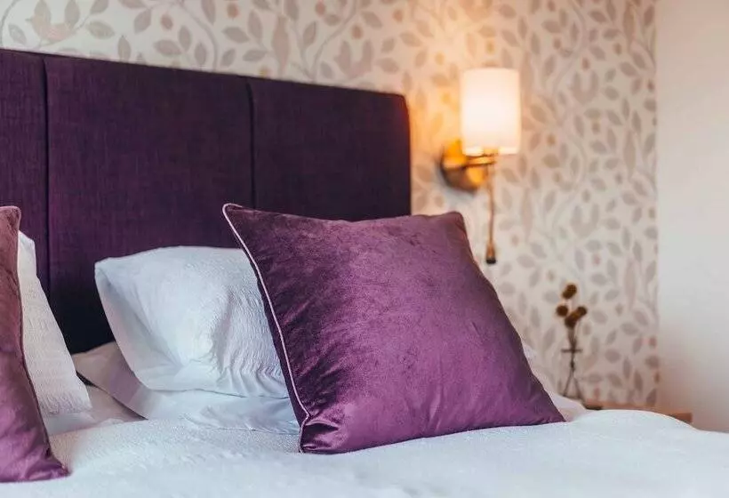 Beautiful Cottage In Idyllic Countryside Setting