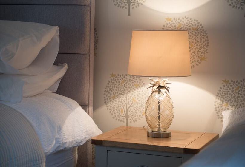 Beautiful Cottage In Idyllic Countryside Setting