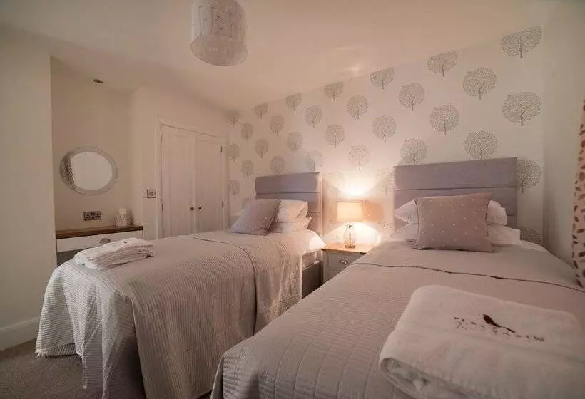 Beautiful Cottage In Idyllic Countryside Setting