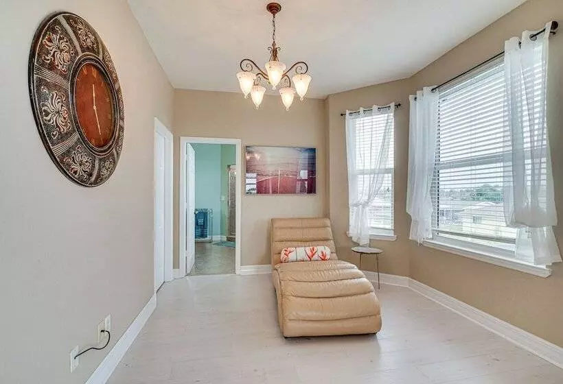 Hot Tub + Fire Pit: Spacious Cape Coral Oasis!