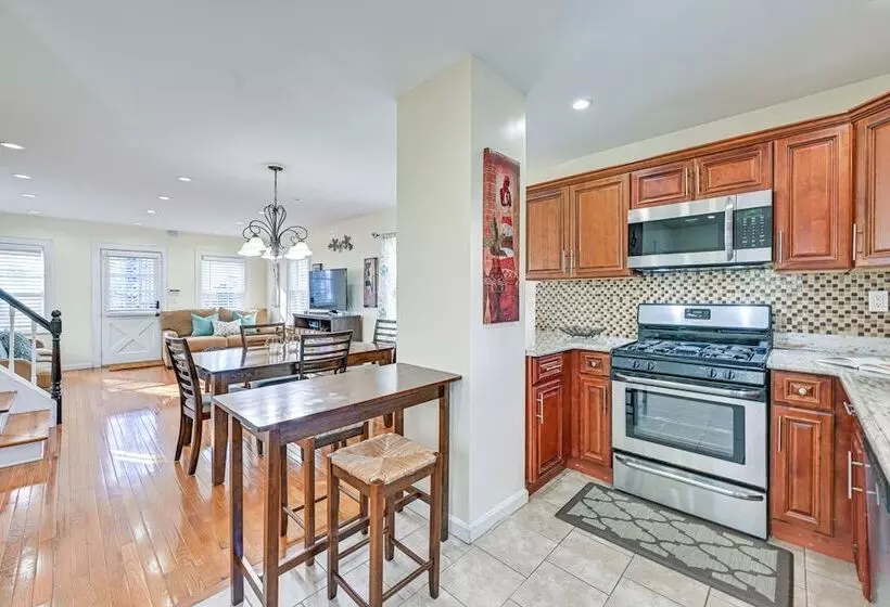 Charming Valley Stream Home: 24 Mi To Central Park