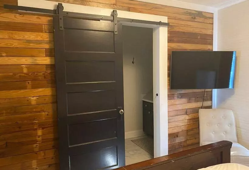 Frank Howard 111 Farmhouse