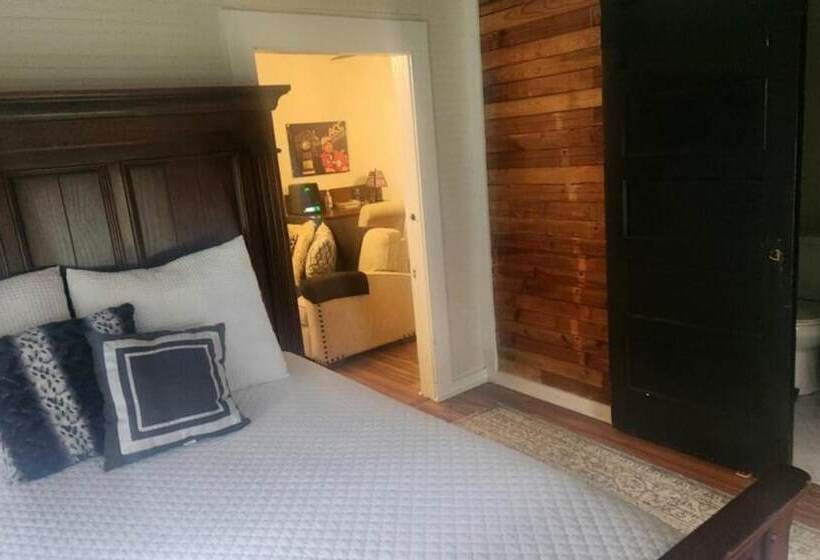 Frank Howard 111 Farmhouse