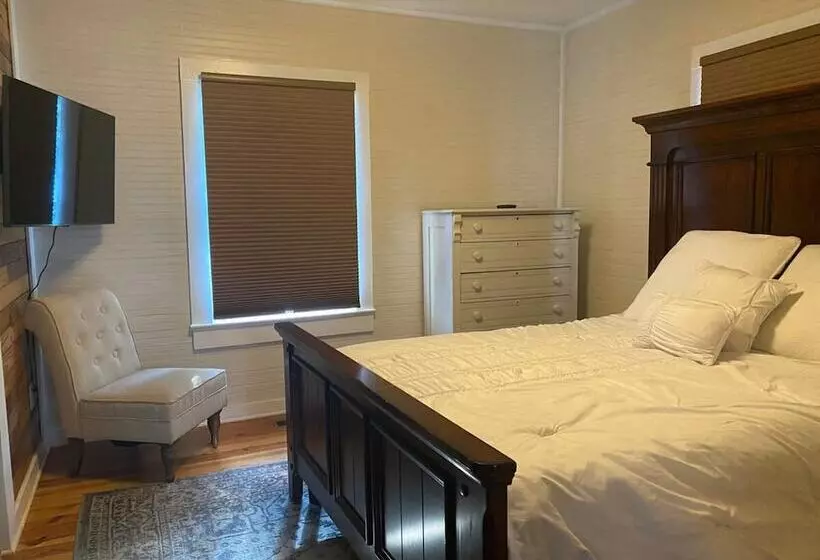 Frank Howard 111 Farmhouse