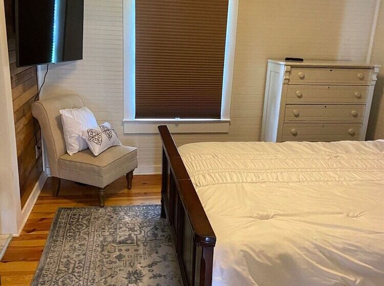 Frank Howard 111 Farmhouse