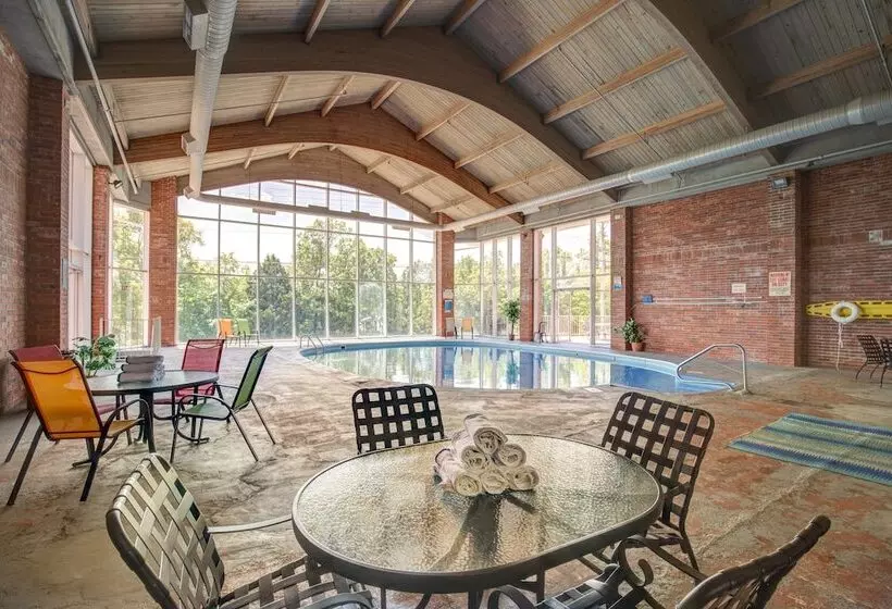 Hotelli Ramada By Wyndham Branson Theatre District