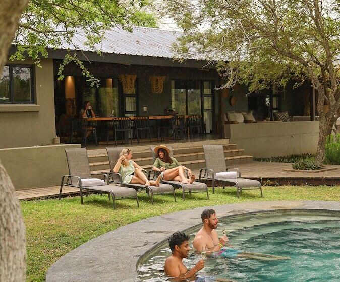 Отель Simbavati Homestead