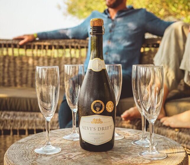 Отель Simbavati Homestead