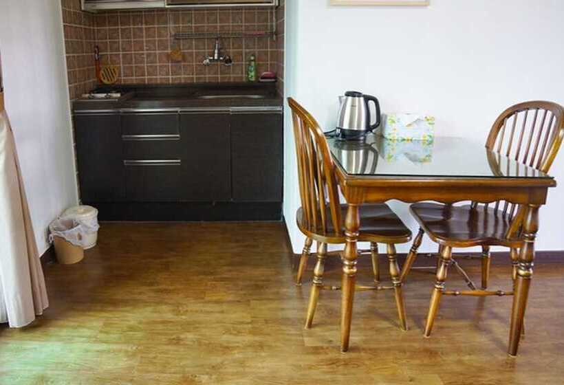 Jeju Oedolgaenara Pension & Guesthouse