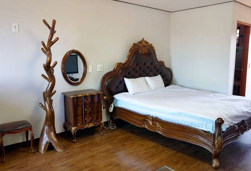 Jeju Oedolgaenara Pension & Guesthouse