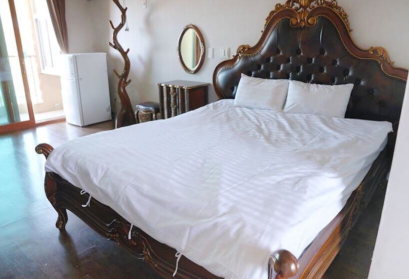 Jeju Oedolgaenara Pension & Guesthouse