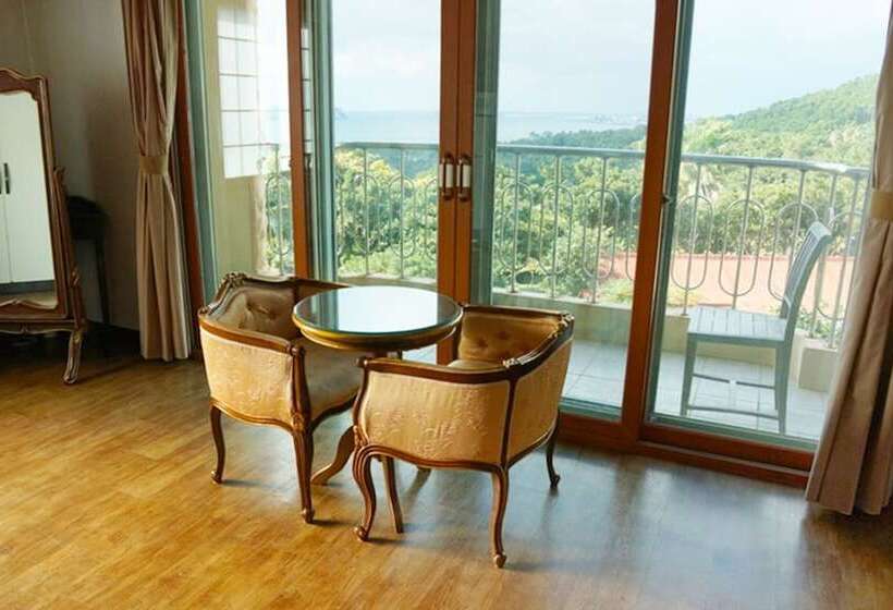 Jeju Oedolgaenara Pension & Guesthouse