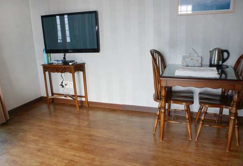 Jeju Oedolgaenara Pension & Guesthouse