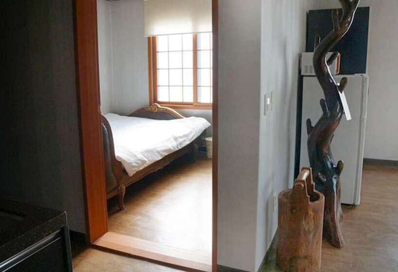 Jeju Oedolgaenara Pension & Guesthouse