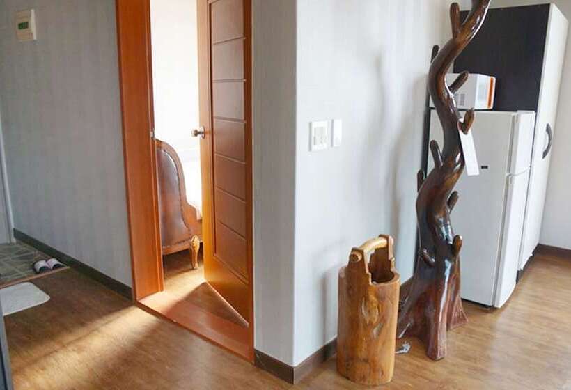 Jeju Oedolgaenara Pension & Guesthouse