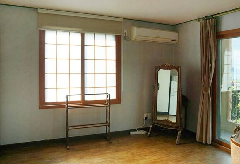 Jeju Oedolgaenara Pension & Guesthouse