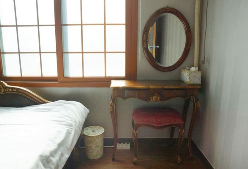 Jeju Oedolgaenara Pension & Guesthouse